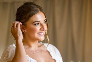 Bridal make-up with a natural glowy tone and neutral lip